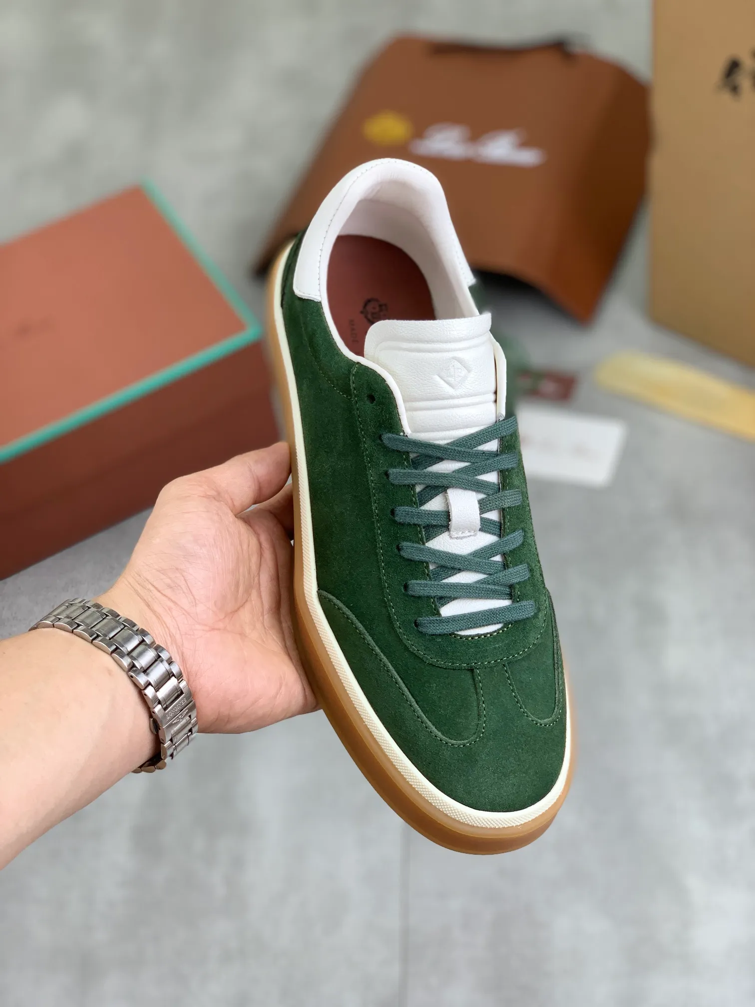 Men's Men's Shoes 💰P540 New 💰High Quality Loro Piana 💯Top Authentic Grade💯Buy the original 1:1 copy💯 Founded the existing Loro Piana company on April 24, 1924. It is now the sixth generation of family business, providing top quality products to customers who are discerning in taste and quality. Imported original fabrics, made of plain calfskin lining. Hand-sewn threads with cowhide feet. Original packaging. Size: 38-45. 7⃣️ colors available.